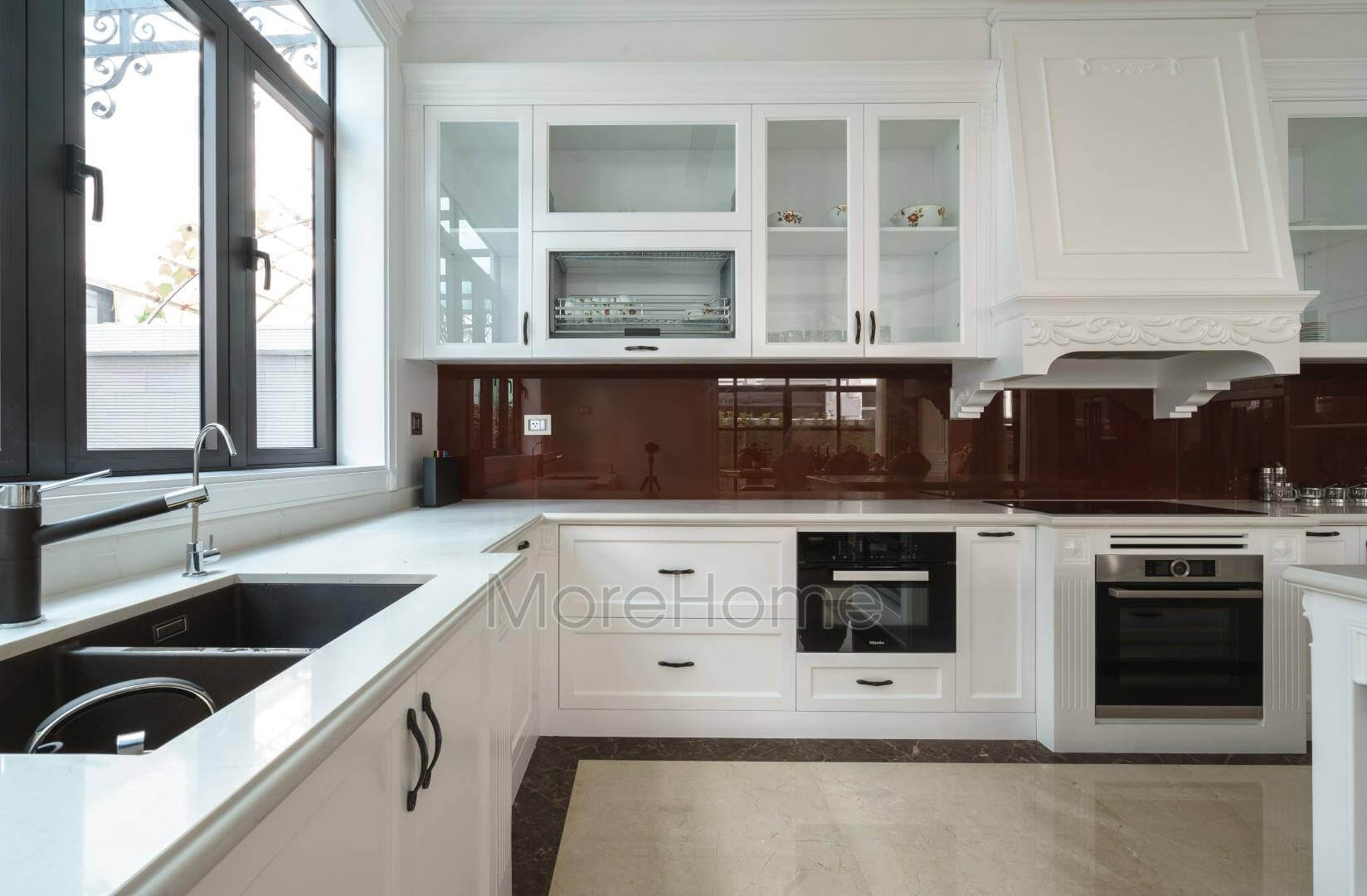 Với hệ thống tủ trên tủ dưới khoảng cách tỷ lệ hợp lý mà phòng bếp gọn gàng tối ưu chức năng nhất Thiết kế tủ bếp biệt thự sang trọng