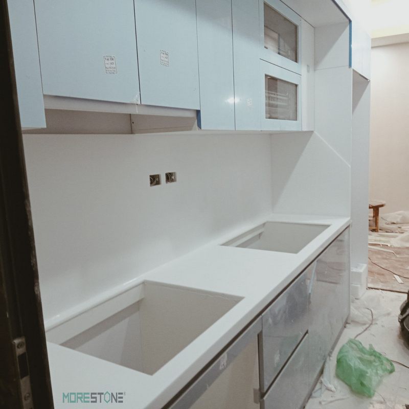 Tủ bếp màu trắng được thiết kế theo phong cách hiện đại giúp tạo nên không gian nấu ăn gợi cảm và thuận tiện cho gia đình.